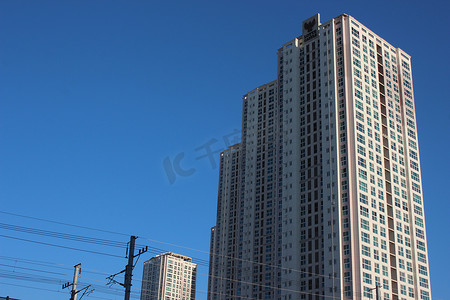 社区中心摄影照片_晴天蓝天的摩天大楼商业大楼的广角视图。