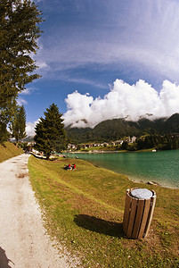 水墨龙背景摄影照片_奥龙佐湖，意大利