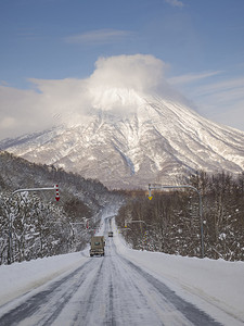 羊蹄摄影照片_通往北海道羊蹄山的冬季道路。