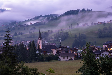 多洛米蒂山意大利，多云雾天气期间的小教堂，圣维吉里奥迪马雷贝，南蒂罗尔，意大利圣维吉里奥迪马雷贝是多洛米蒂山脉的一个小镇