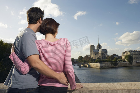 一对恩爱的情侣在巴黎圣母院前拥抱的后视图