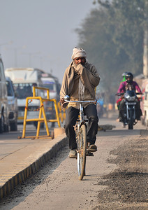 斋浦尔摄影照片_印度斋浦尔 — 2014 年 12 月 30 日：印度人在斋浦尔骑自行车