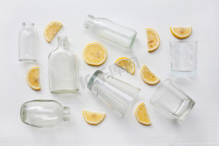 玻璃杯和柠檬片饮料瓶。