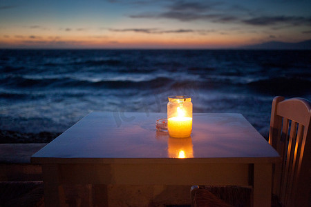 晚上在海边点燃蜡烛的浪漫餐桌