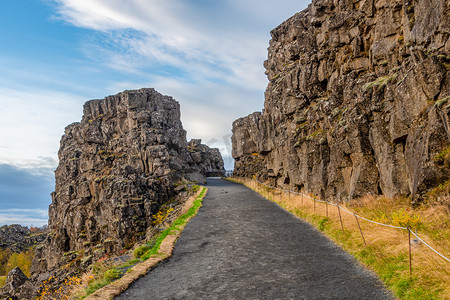冰岛 Thingvellir 国家公园在阳光明媚的天气徒步穿越峡谷