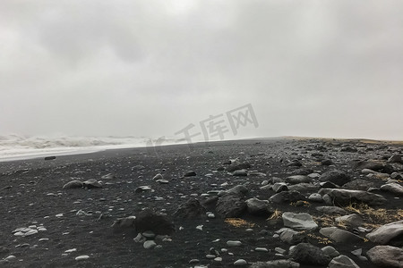 在暴风雨天气和暴雨期间，Reynisdrangar 旁边的 Reynisfjara 海滩