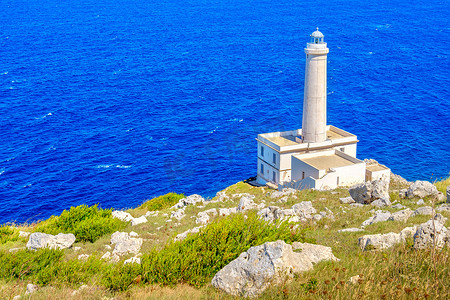 白色灯塔悬崖俯瞰海景白天 Punta Palascia Otranto Salento 意大利