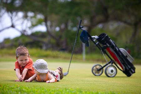 与孩子一起打高尔夫球