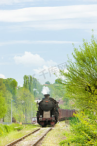 赛博朋克酒馆摄影照片_“波斯尼亚和黑塞哥维那图兹拉地区的蒸汽货运列车”
