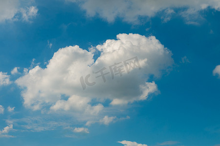 梦幻蓝天白云摄影照片_蓝天白云。