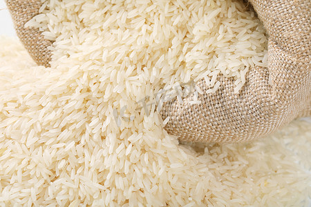 主食摄影照片_袋子和一堆白色长粒米