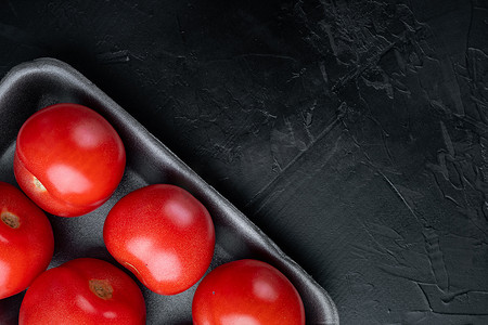 红色成熟的西红柿，黑色背景，带有文本复制空间