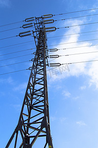 高压输电线110 kV，金属支持，导线，绝缘体，反对天空蔚蓝，垂直的射击