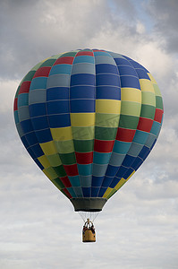 气球上升摄影照片_漂浮在云端的热气球