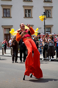 奥地利维也纳的高跷舞者