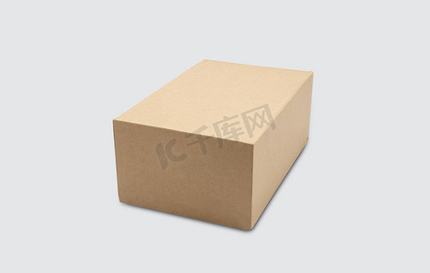 纸盒盒样机摄影照片_模型封闭棕色纸盒隔离在白色背景、包装和容器、物流业务、包裹和送货服务包装纸板、运输概念。