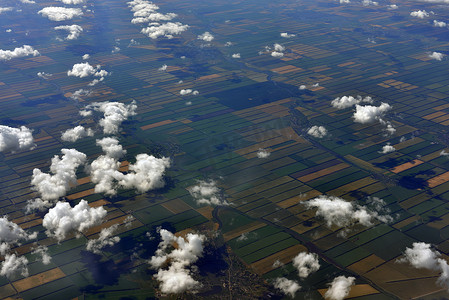 飞机表面摄影照片_地球表面和云层