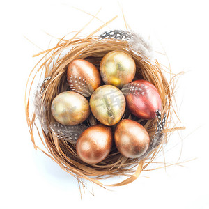 金斑点装饰摄影照片_带金蛋的复活节巢