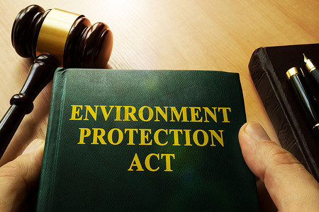 手持环境保护法在法庭上。