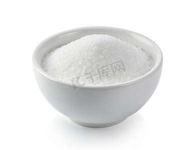 甘蔗摄影照片_白色背景中白色碗中的白糖