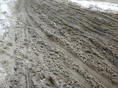 冰粥摄影照片_道路上的雪和油脂粥。