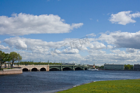 涅瓦河上的活动桥。