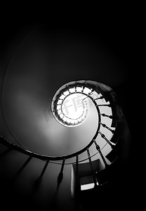 螺旋圈装订摄影照片_从下面看的古老螺旋形楼梯
