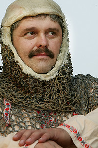 一个穿着中世纪骑士衣服的男人。