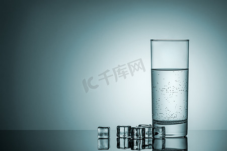 冰块杯水摄影照片_杯水和冰块