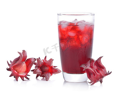 白色背景上加冰的玻璃杯中的玫瑰茄花汁