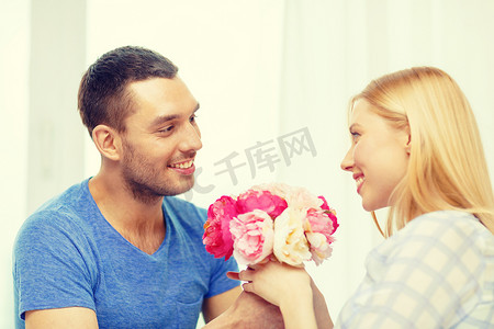 微笑的男人在家给女朋友送花