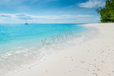 碧绿的海水和沙滩上雪白的沙子，美极了