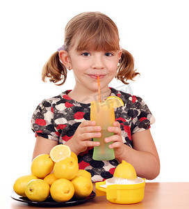 美丽的小女孩喝柠檬水