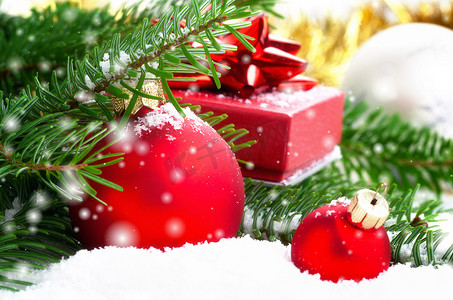 带松枝、礼物和雪的红色圣诞球，与世隔绝