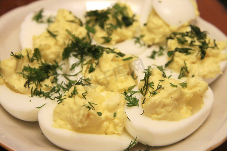 煮鸡蛋切成两半，用 d 意大利面填充和填充