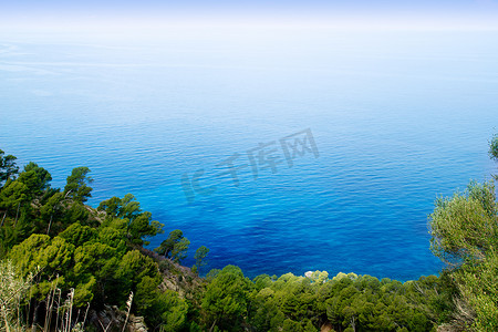 从马略卡岛 Deia 的地中海高视图