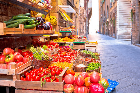 狭窄的佛罗伦萨街的水果和蔬菜市场