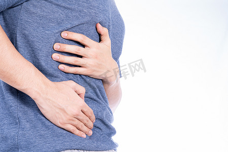 男人的手触摸胃、腰或肝脏位置，孤立的白色背景。