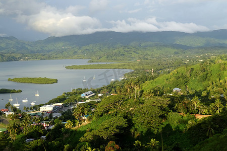 Savusavu 码头和 Nawi 小岛，瓦努阿岛，斐济