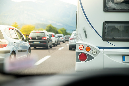 高速公路堵车，假日交通