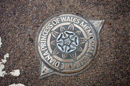 王妃摄影照片_威尔士王妃戴安娜的标志，旁边的纪念步道