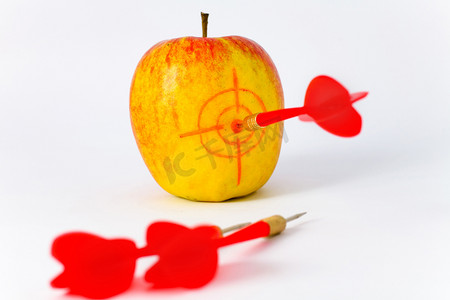 苹果游戏摄影照片_带飞镖的红黄色苹果