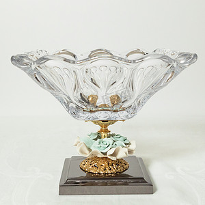 家居室内装饰玻璃、罐子、白色背景中突显的陶瓷花瓶