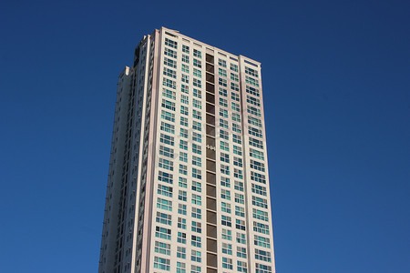 晴天蓝天的摩天大楼商业大楼的广角视图。