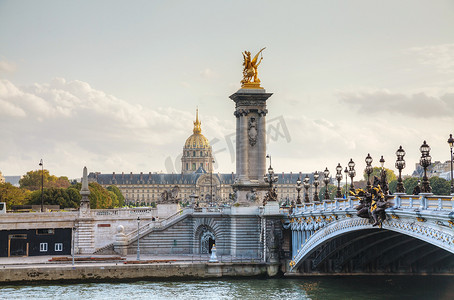 亚历山大三世桥在巴黎