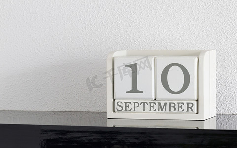 白色块日历当前日期为 10 月和 9 月