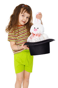 孩子像白色的魔术师一样从帽子里取出兔子