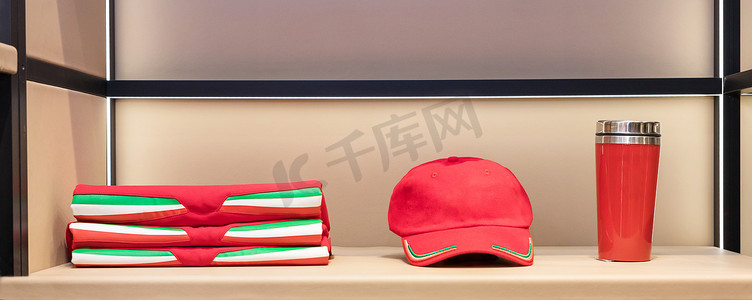 红色杯帽和孤立的 t 恤套装