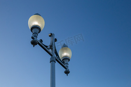 城市灯柱低角度对渐变蓝天