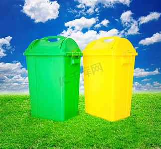 绿色大气摄影照片_绿色和黄色塑料垃圾回收容器生态让步